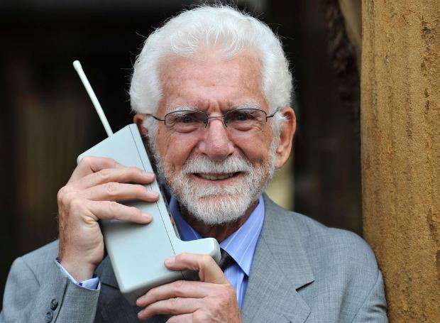 Ο Μάρτιν Κούπερ με το πρώτο κινητό της Motorola