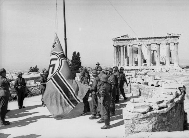 Η σημαία που κατέβασαν o Μανώλης Γλέζος και ο Λάκης Σάντας